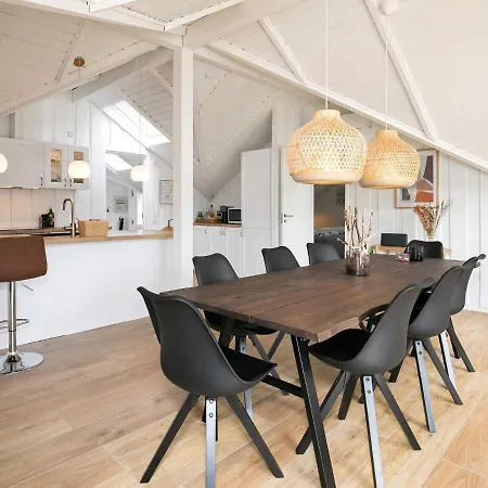 Four-bedroom Holiday In 42 *